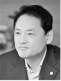 유인촌 <평범과 비범이 공존하는 한국형 햄릿>